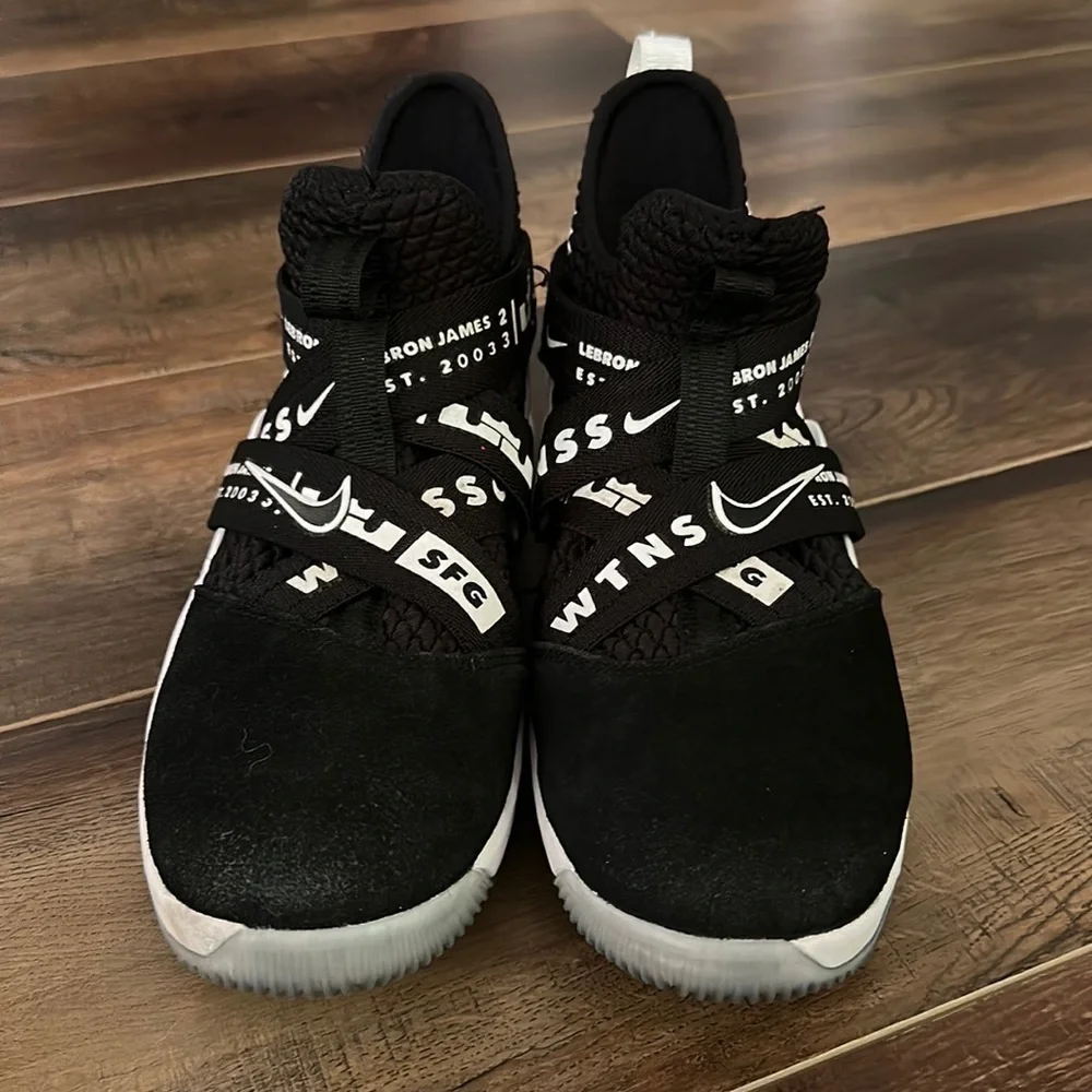 NIKE. LEBRON JAMES. BLACK & WHITE‎ WITNESS MID TOP ATHLETIC SHOES size 7Y
