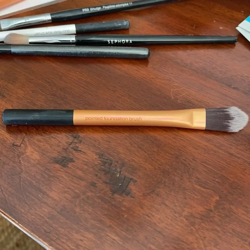 Real Techniques pointed foundation