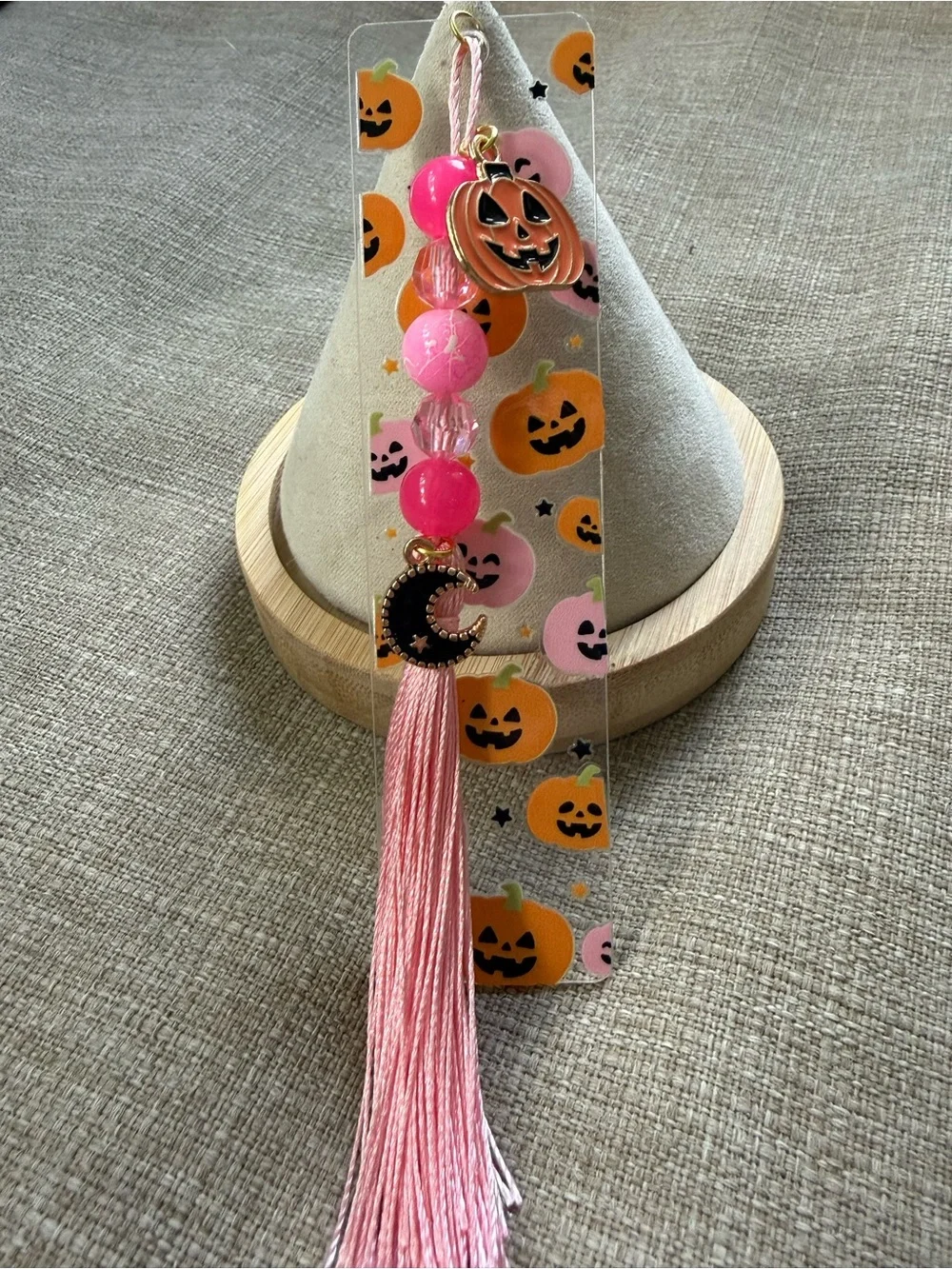 🎃 Acrylic bookmark “Pumpkins” design, beads and 2 Charms. NWOT (Size small )