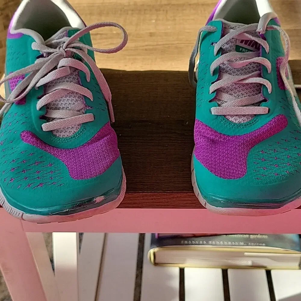 NiKe Free 4.0 V2 Flyknit Women's Size 8,  Running Shoes, Walking, Yoga