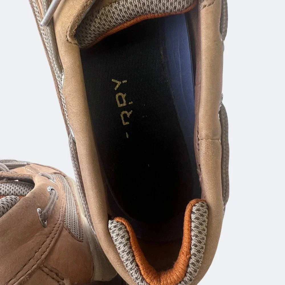 Sperry brand top
