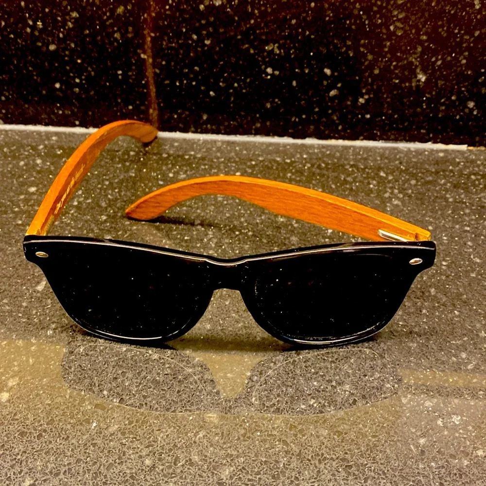 Classic sunnies with wood lateral frame black and brown