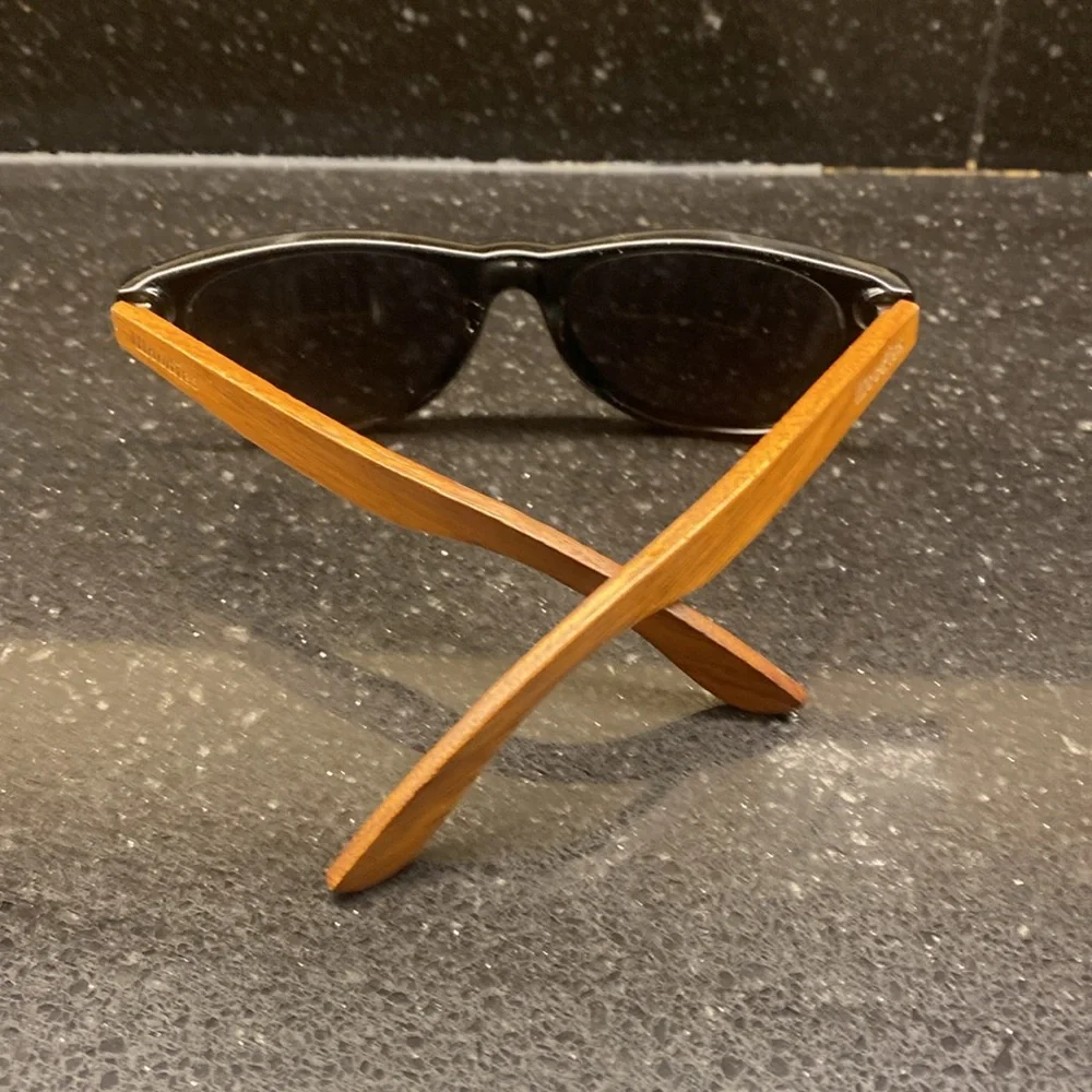Classic sunnies with wood lateral frame black and brown