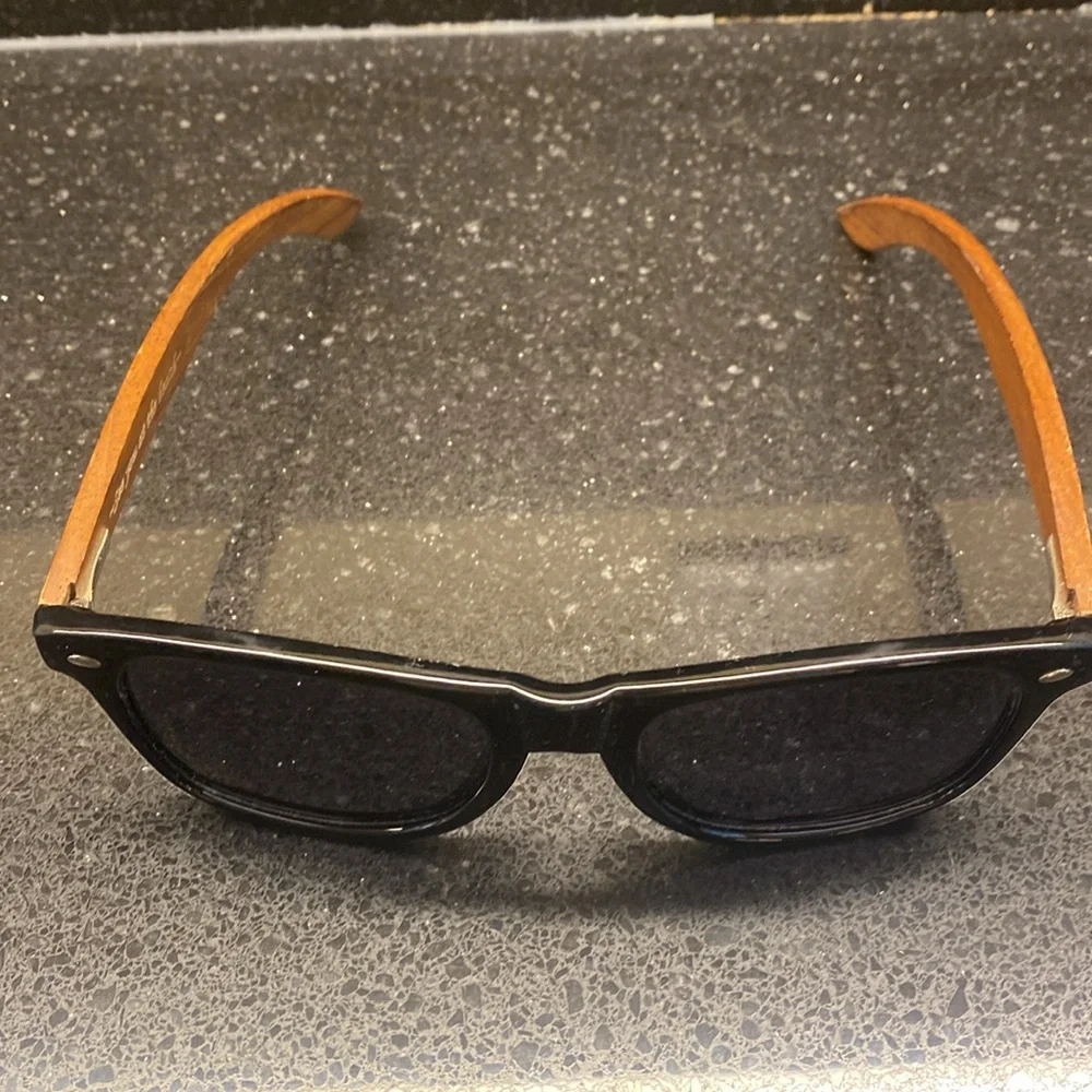 Classic sunnies with wood lateral frame black and brown