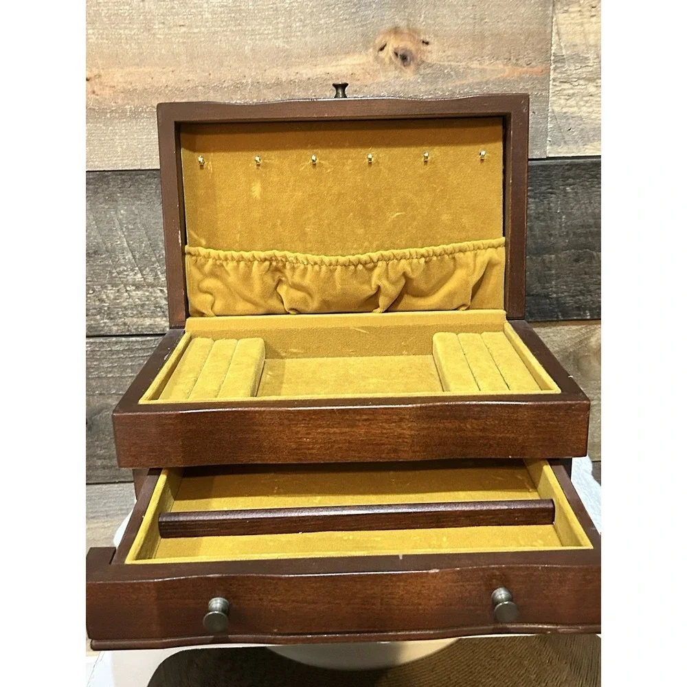 VTG MAHOGANY (?) JEWELRY BOX W/REMOVABLE TRAY & Yellow LINING