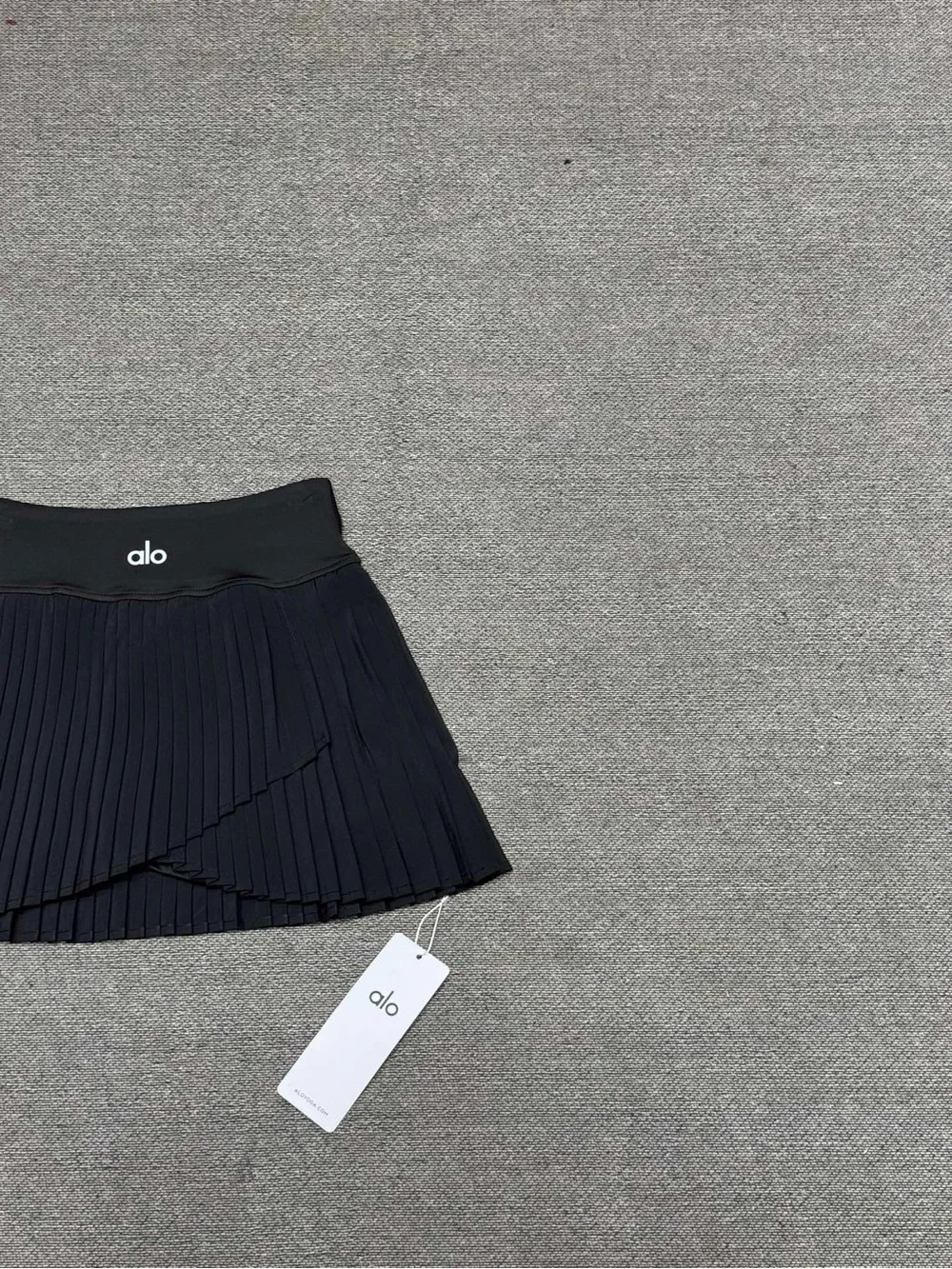 ALO Yoga flattering pleated