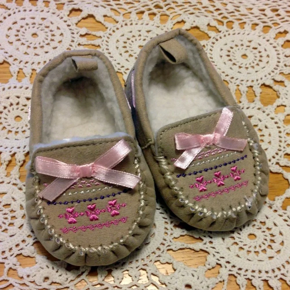 Baby Rising Star Moccasins, pretty pink detail