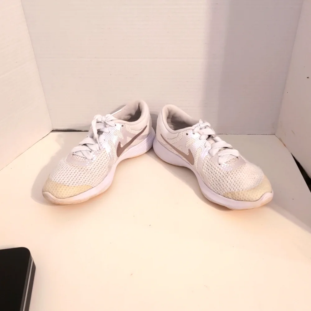 Nike Youth‎ White Revolution 4 Metallic Red Bronze Sneakers 943306-100 Size 5.5