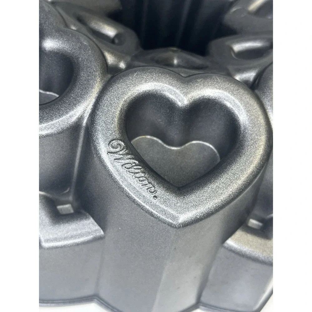 Wilton Sweet Love Heart Bundt Baking‎ Pan 3D  9
