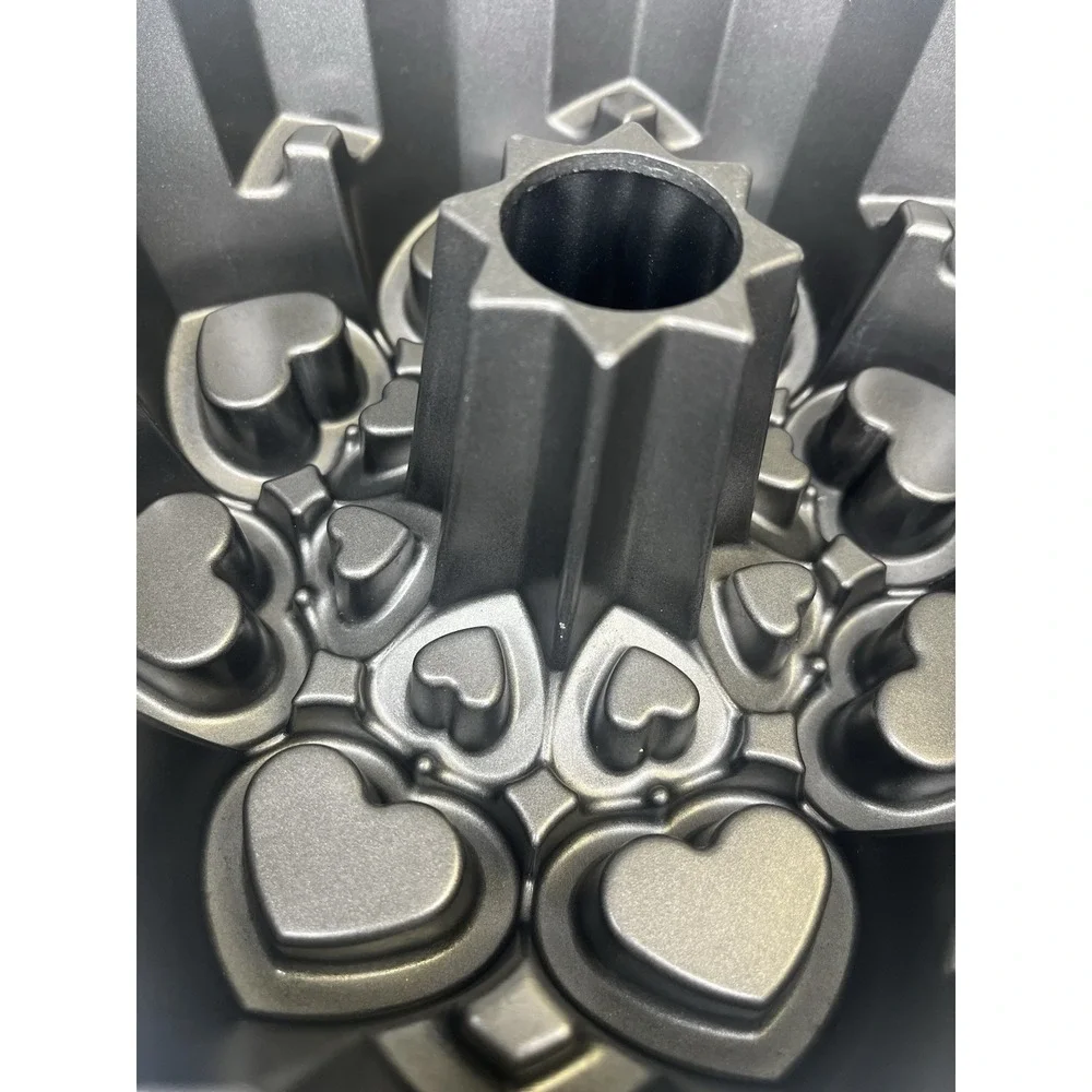 Wilton Sweet Love Heart Bundt Baking‎ Pan 3D  9