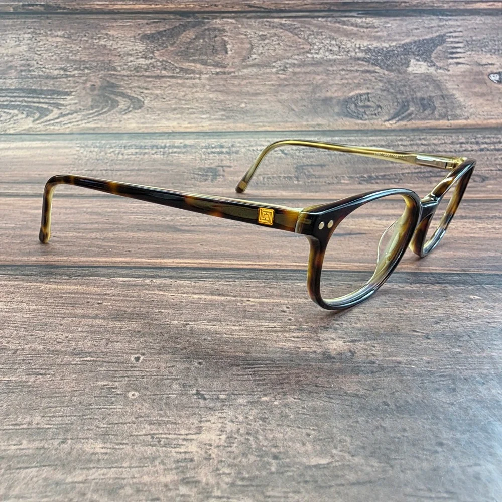 Liz Claiborne shell logo clear