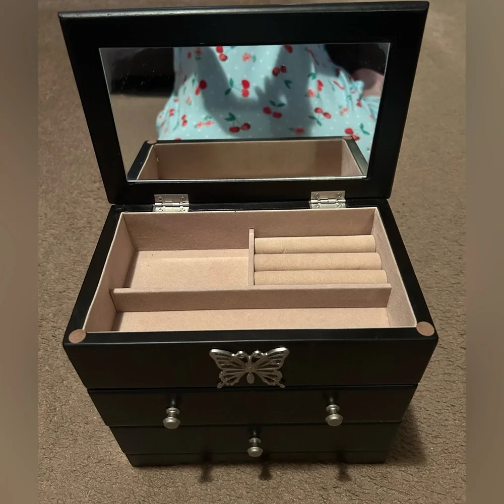 jiang Feng Wood Co black jewelry