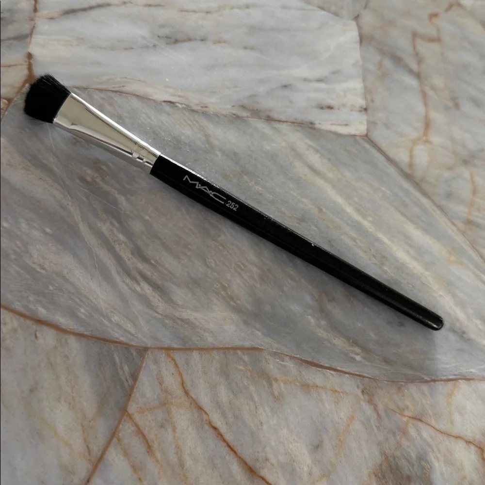 MAC‎ 252 Professional Makeup Brush 252 Synthetic Large Shader Brush