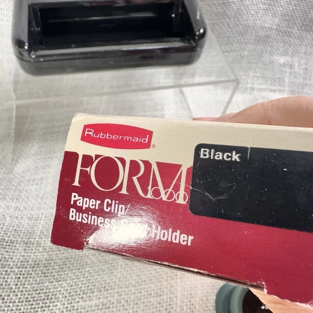 Rubbermaid form clip