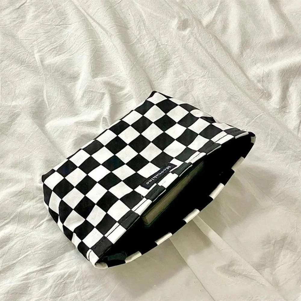 N/A black white