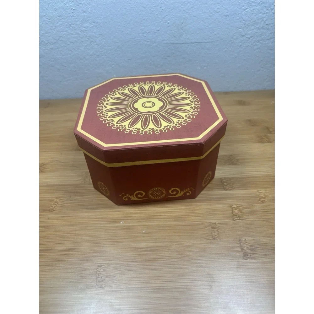 Broadway Basketeers hexagonal cardboard