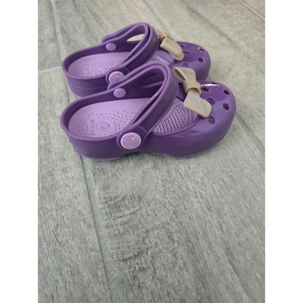 CROCS left material