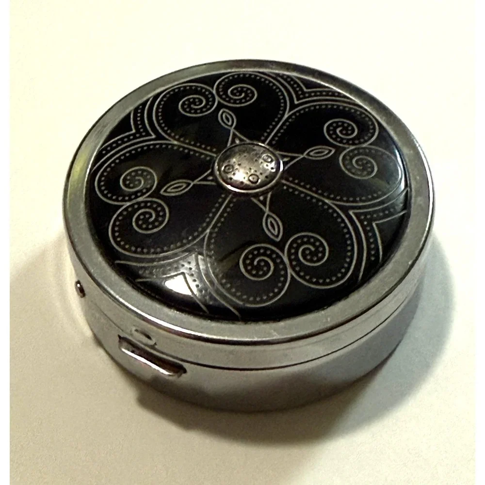 Beautiful Authentic‎ Brighton Black spiral heart push button round jewelry case