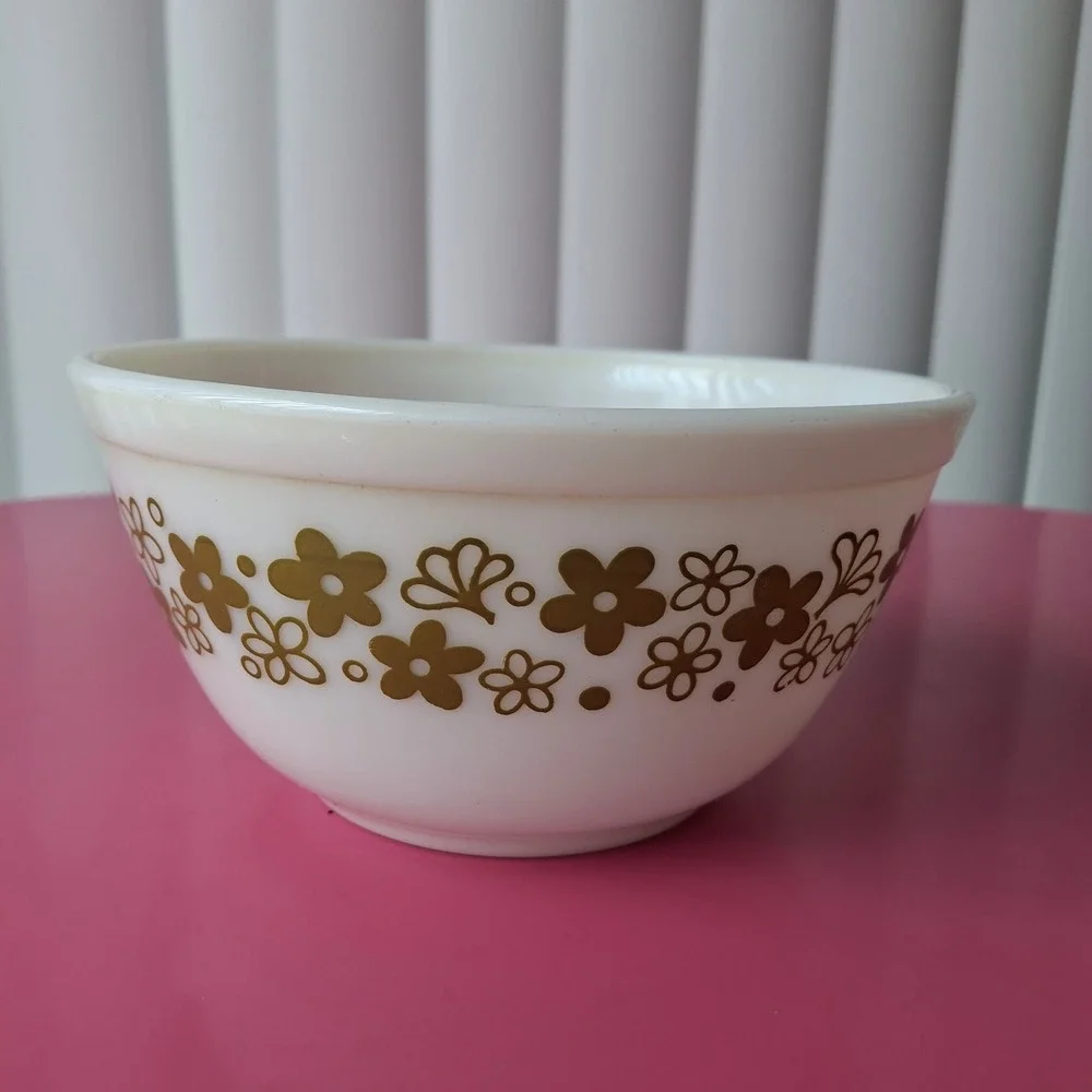 Vintage Pyrex Spring Blossom Green Milk Glass 1 1/2 QT Bowl 402 Crazy Daisy