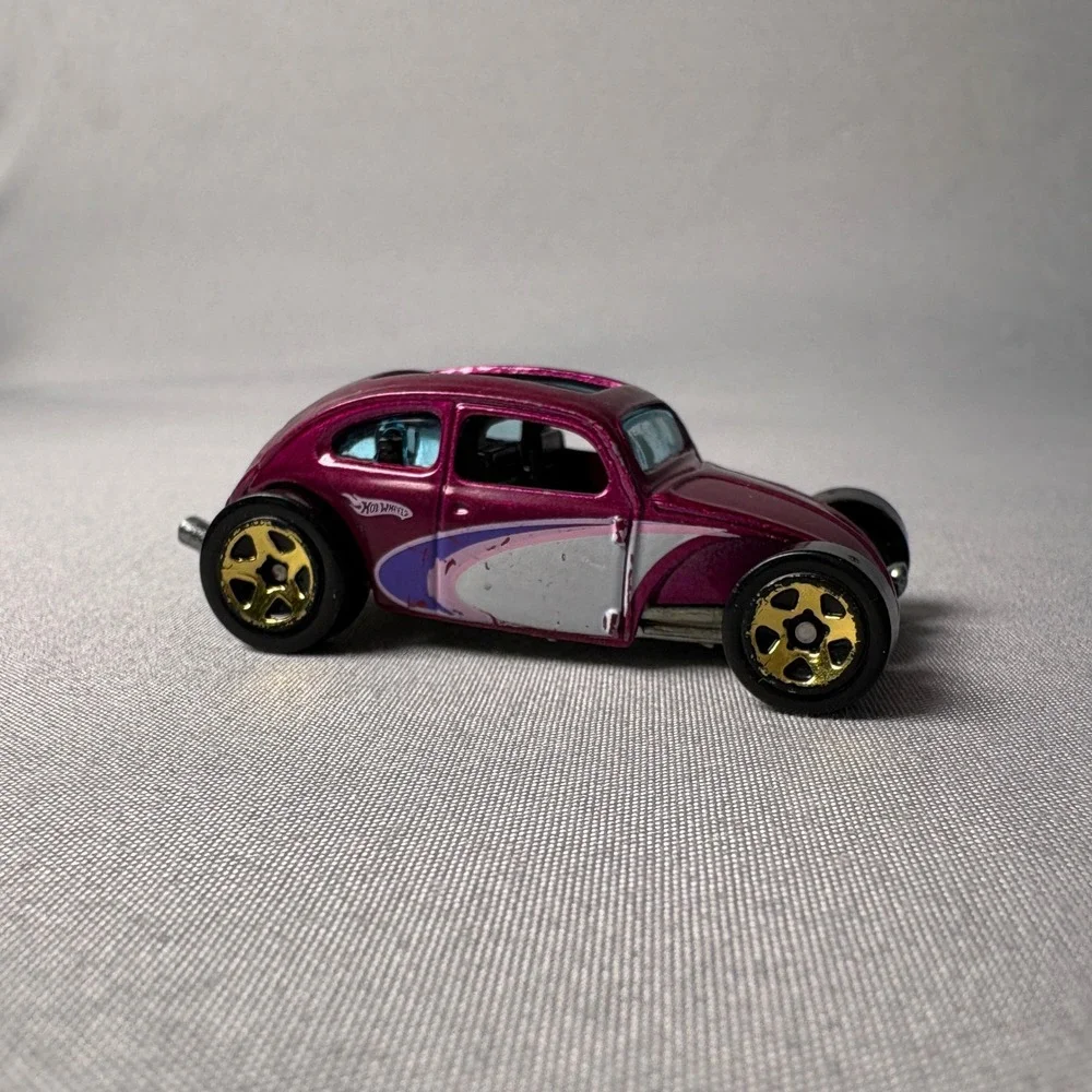 Hot Wheels Custom Volkswagen Beetle Magenta Metallic Diecast Car 1:64 Thailand
