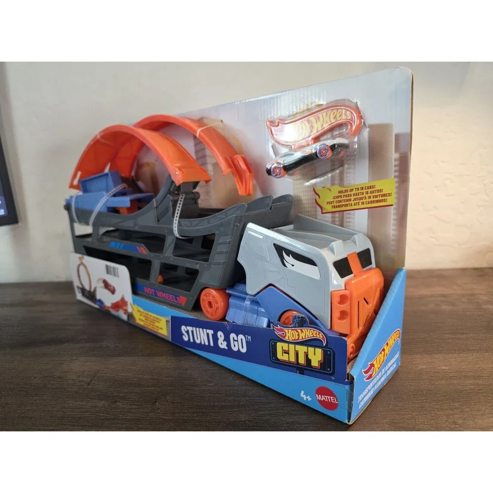 Hot Wheels City Stunt & Go Play Set Truck, Collapsible Loop, Holds 18 Cars