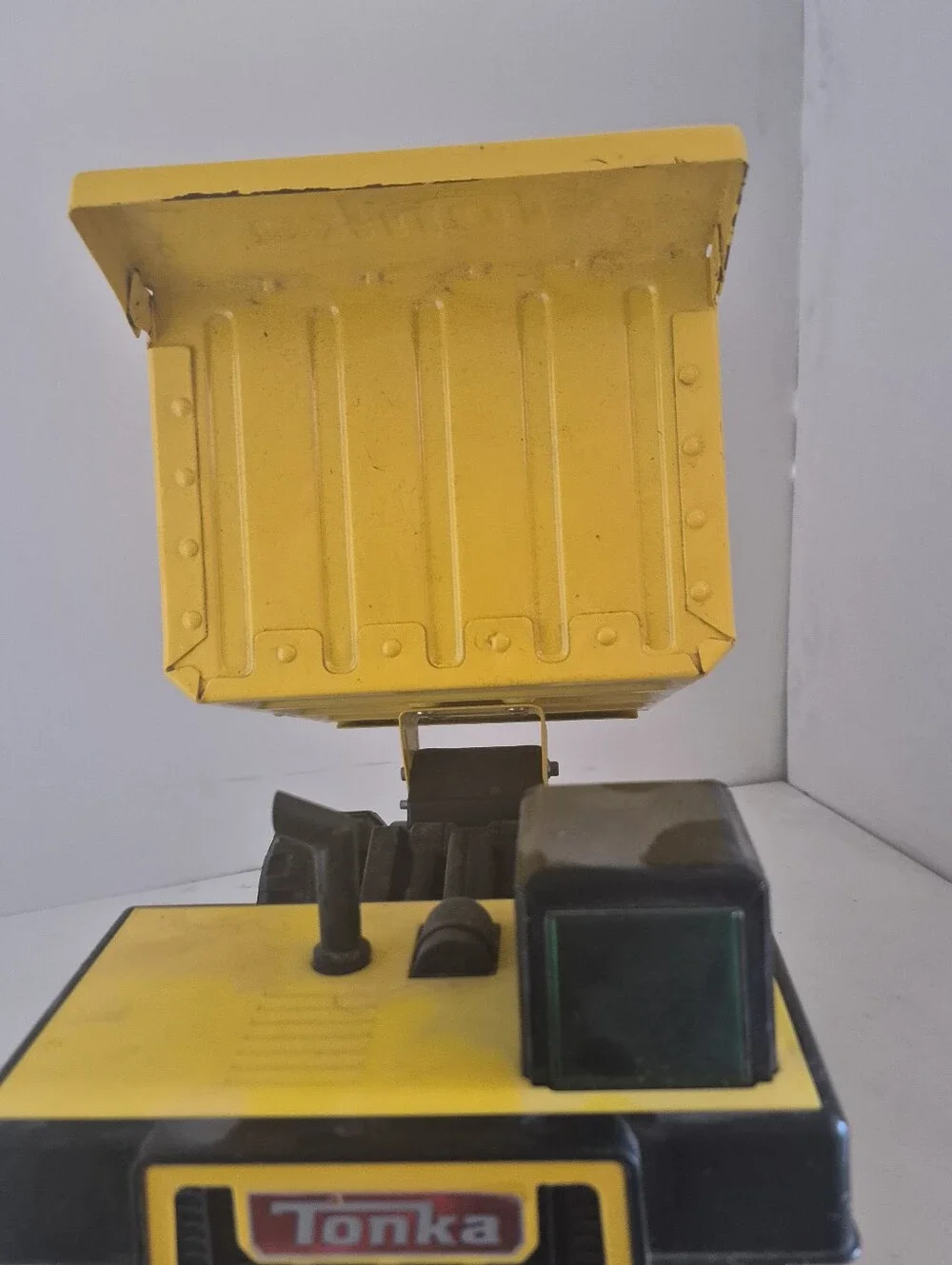 2009 Tonka Dump Truck Large Plastic Body with Metal Dump Bed 04738