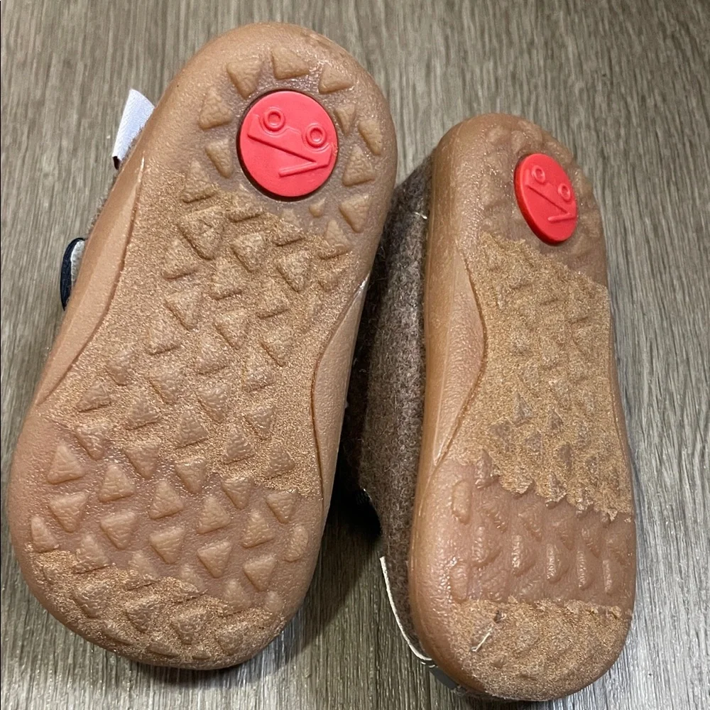 See Kai Run Cruz II Easy-On Felt Slippers Brown Husky Dog Shoes Sz 4 - LIKE NEW!