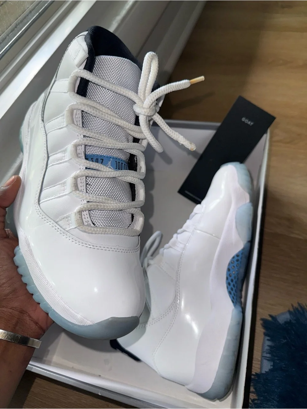 Jordan Air Jordan 11 Retro Box — White and Blue