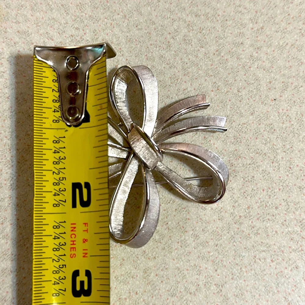 Vintage Crown Trifari brushed and polished silver tone bow broach (595)