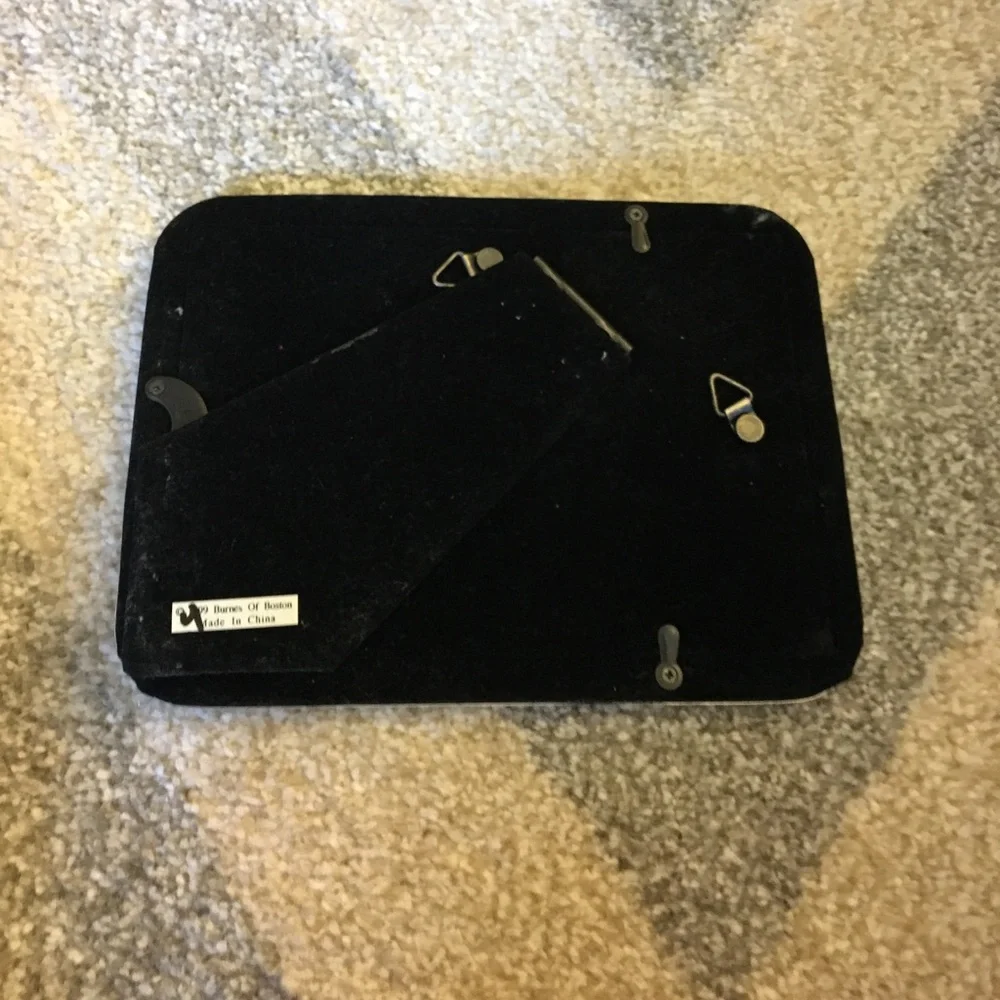 N/A holds pictures