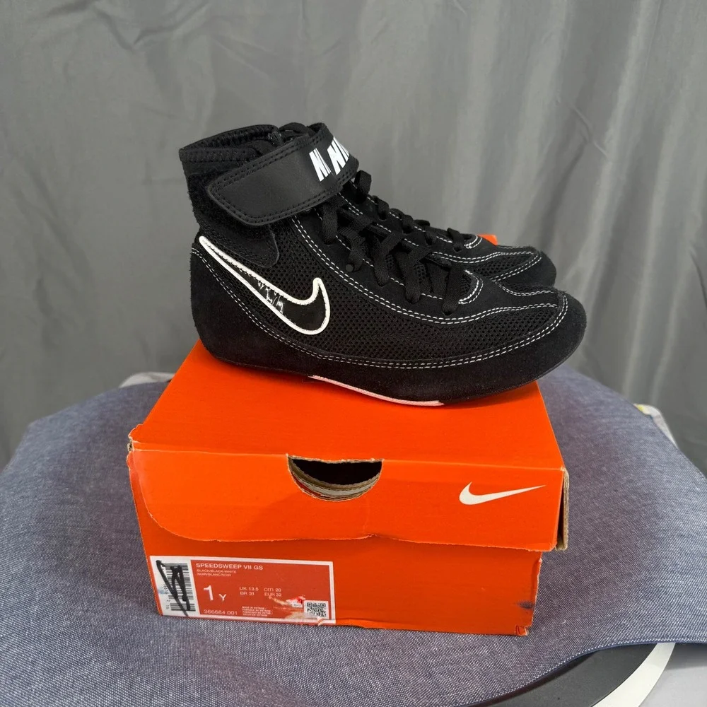 Nike Speedsweep VII GS Wrestling Shoes Kids Size 1Y‎ Black White 366684-001