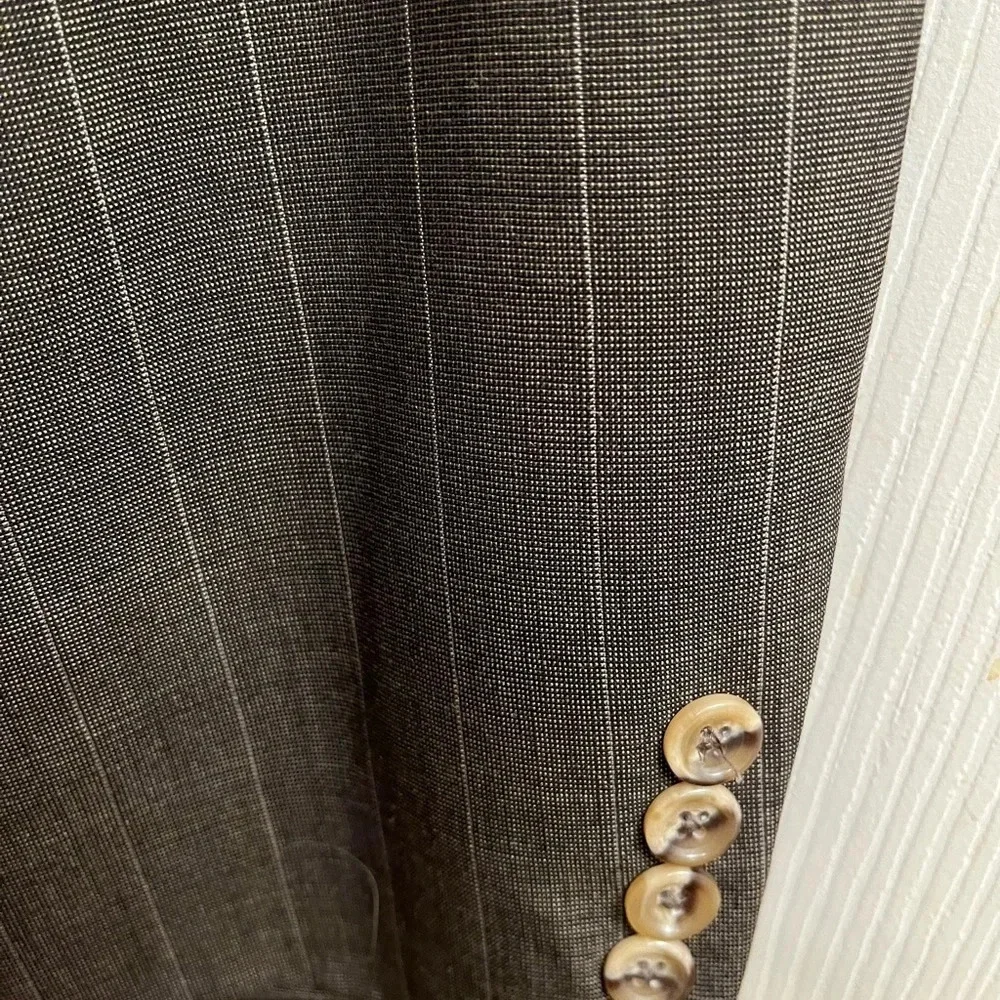 JOS A BANK~ SPORTS COAT~GRAY~43R