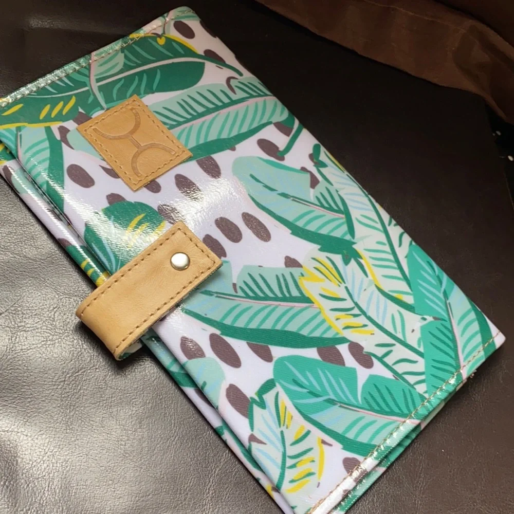 Thandana clutch