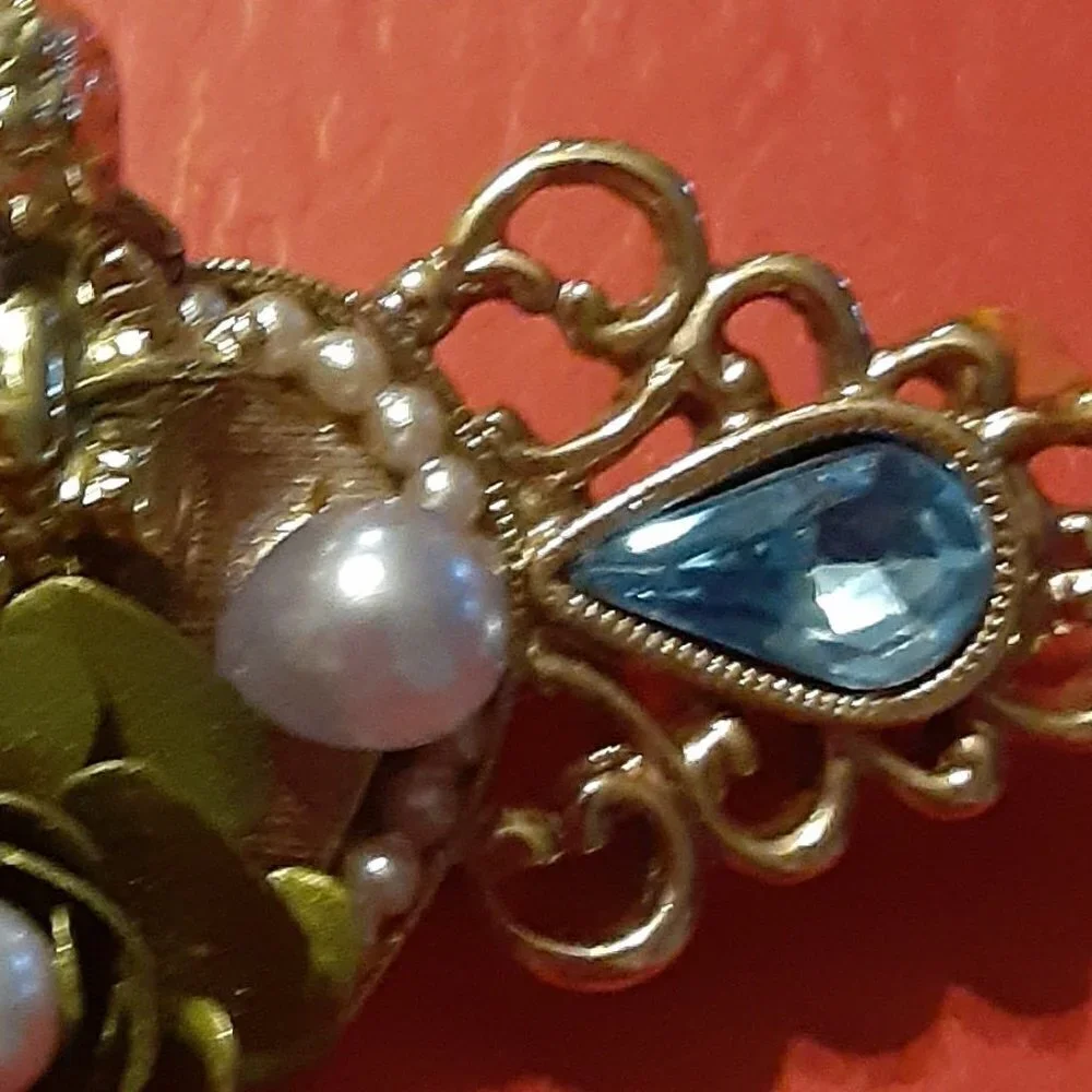 N/A brooch gold