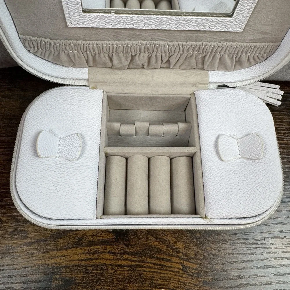 Cynthia Rowley White faux-leather zip around travel‎ jewelry case