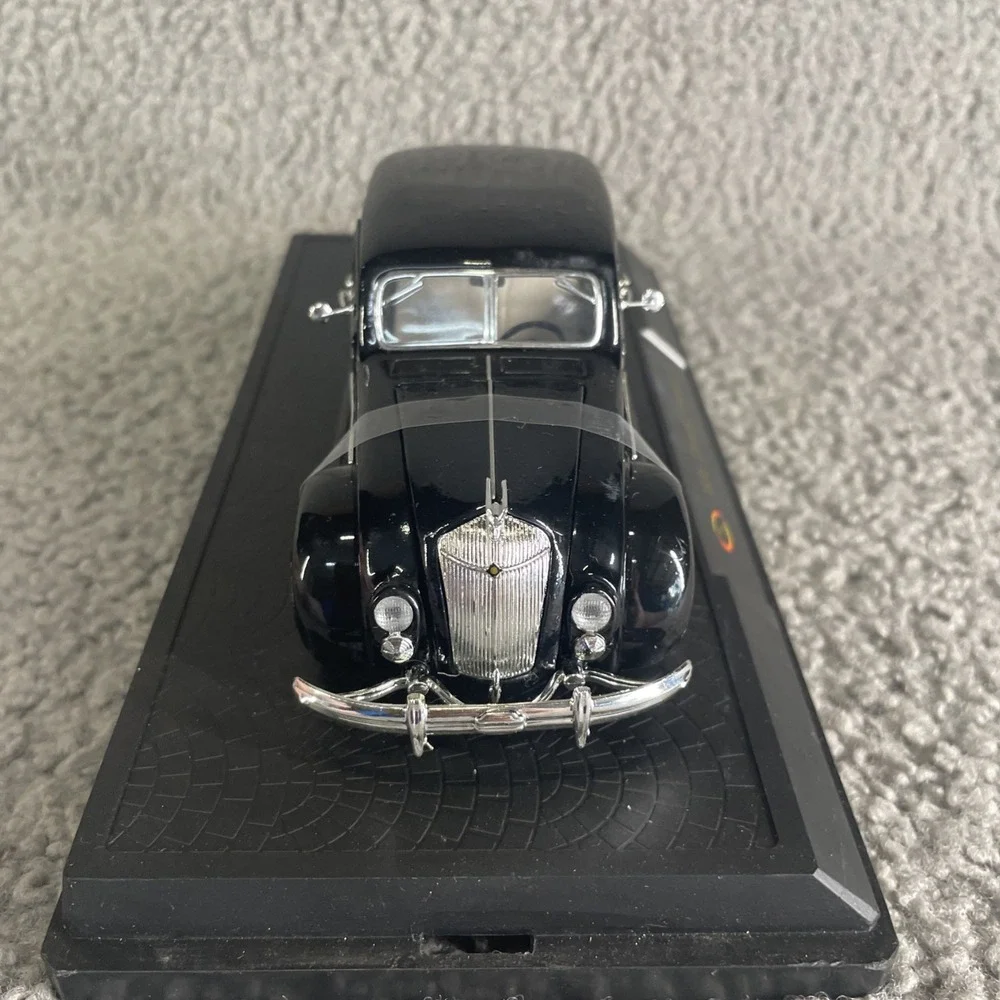 Signature display case