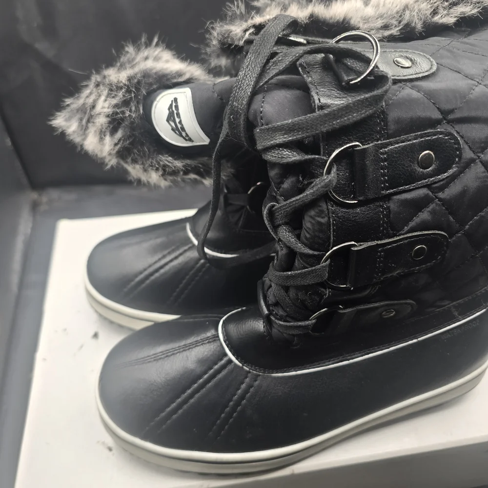 Women's‎ Quilted Black Winter Boots with Faux Fur