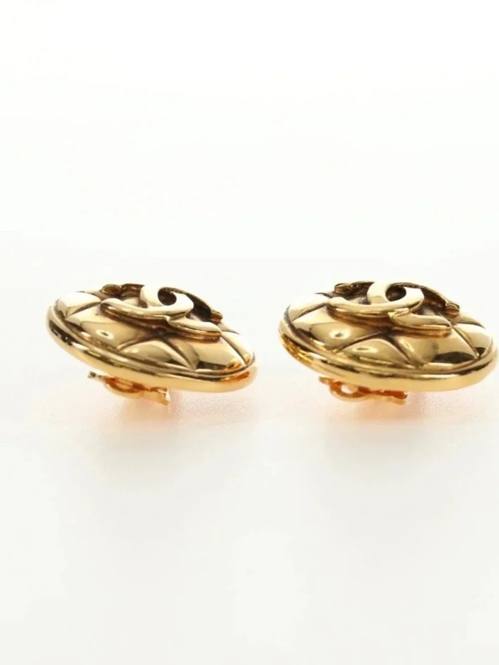CHANEL brand	chanel color	gold