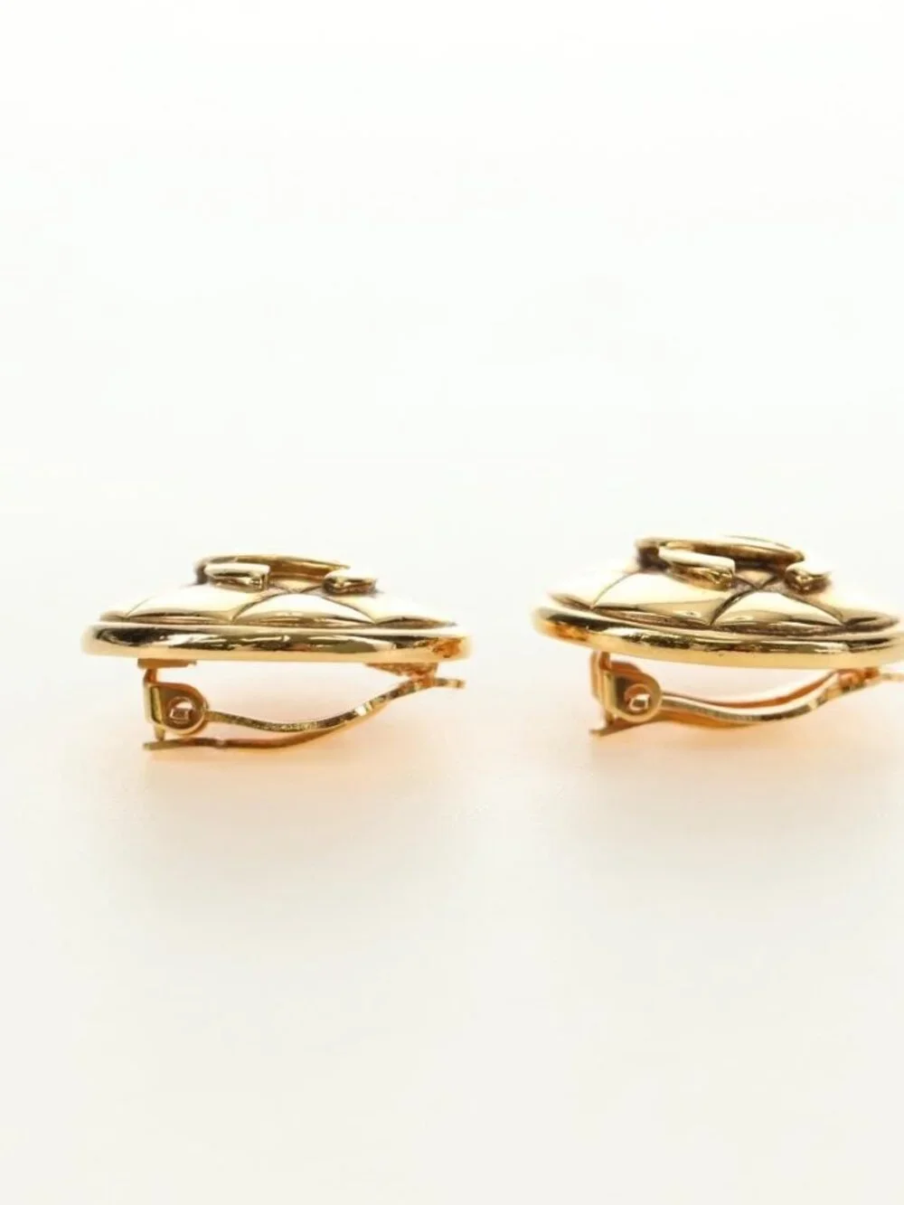 CHANEL brand	chanel color	gold