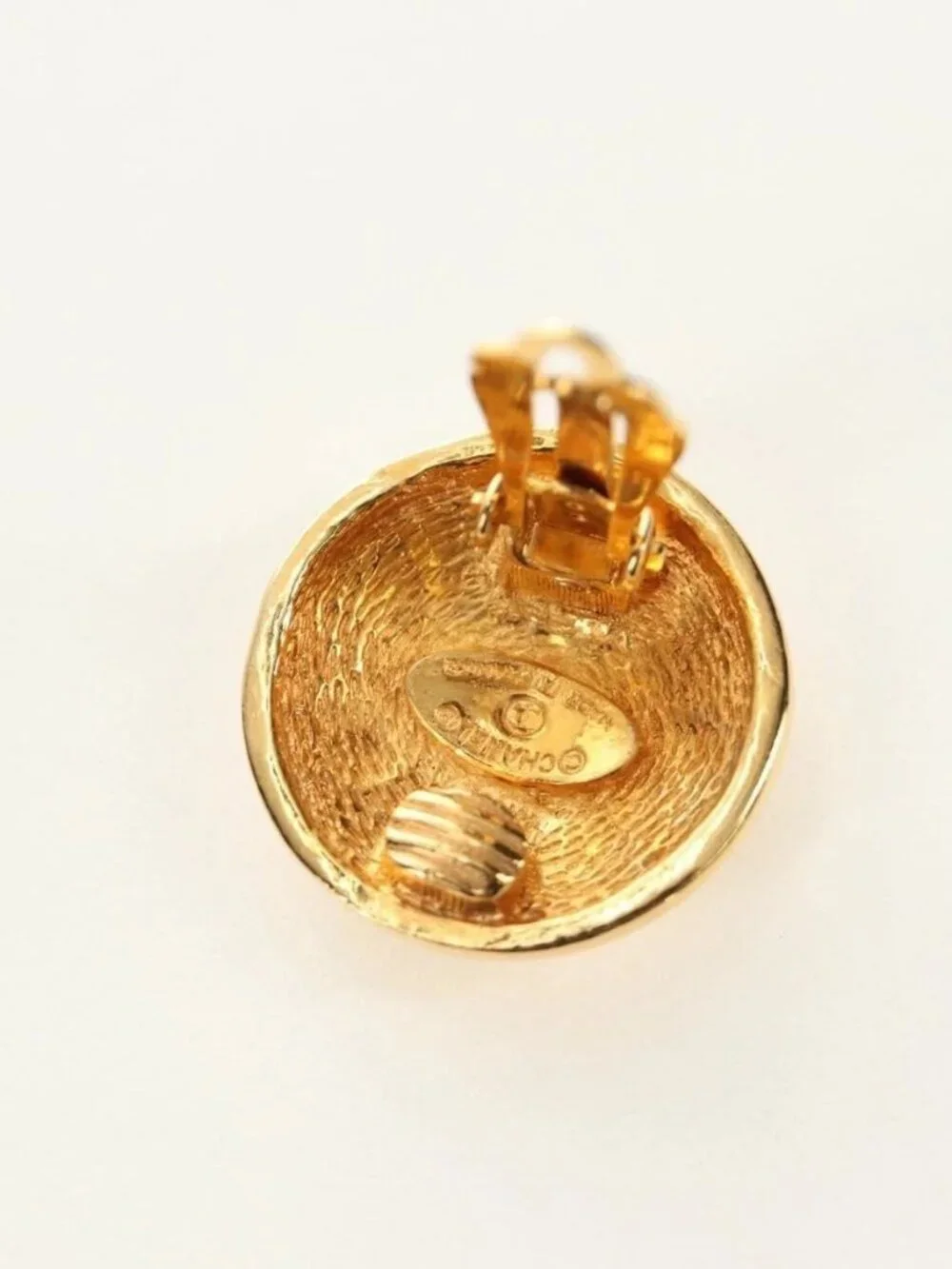 CHANEL brand	chanel color	gold