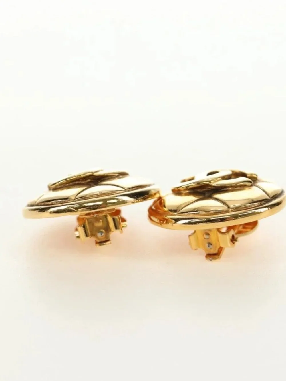 CHANEL brand	chanel color	gold