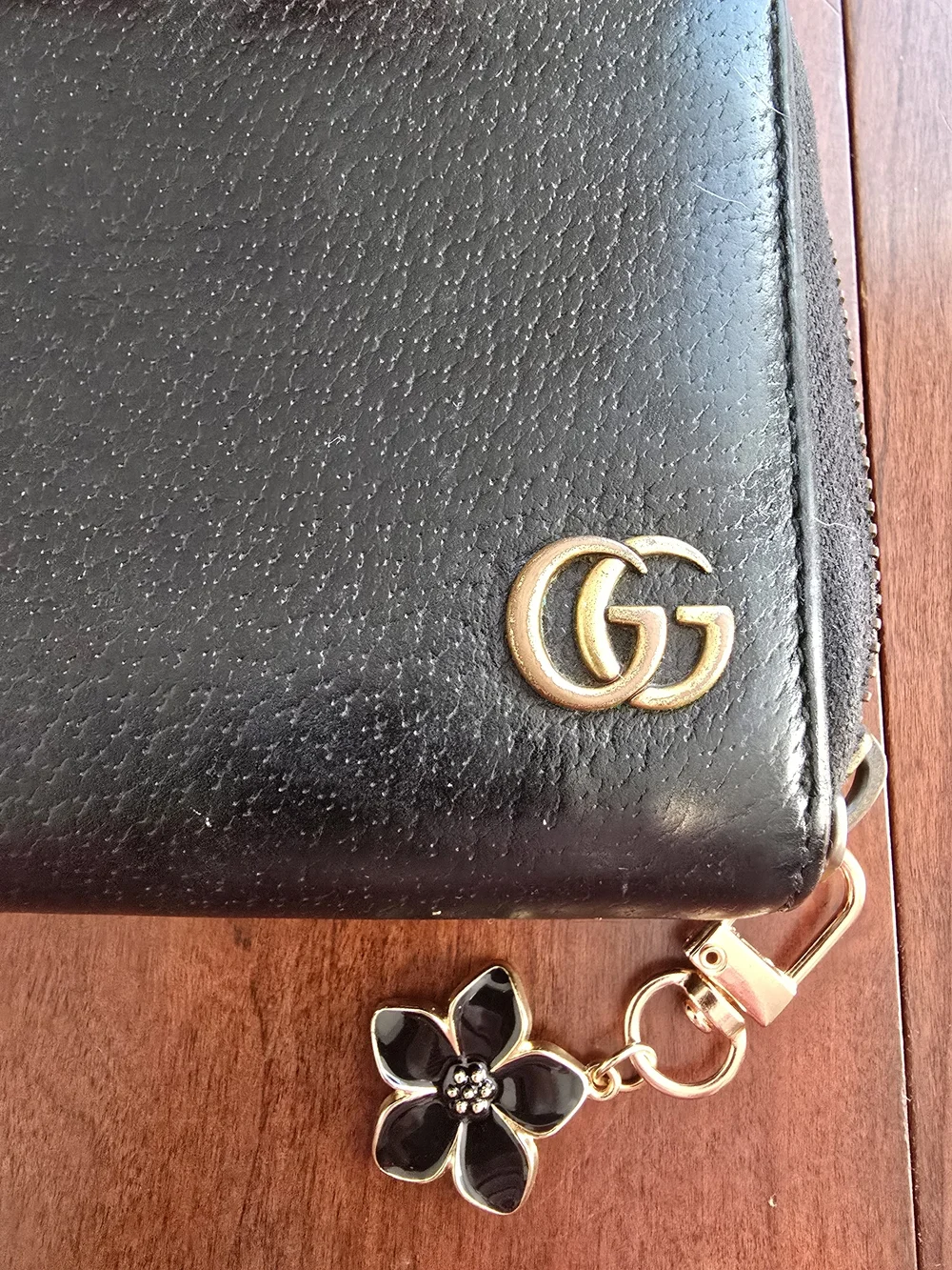 Gucci authentic zip