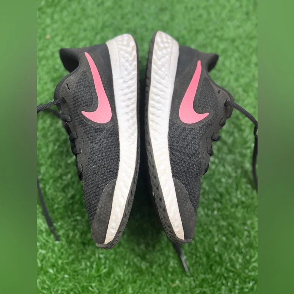 Nike Revolution‎ 6 Black Hyper Pink (GS) Size 4Y