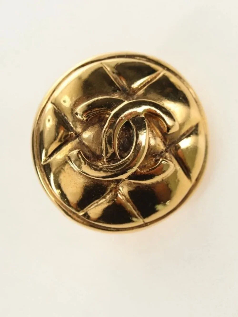 CHANEL brand	chanel color	gold