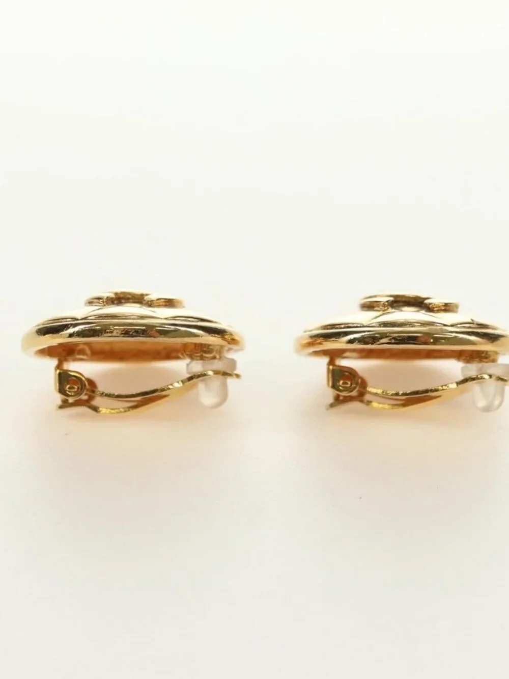CHANEL brand	chanel color	gold