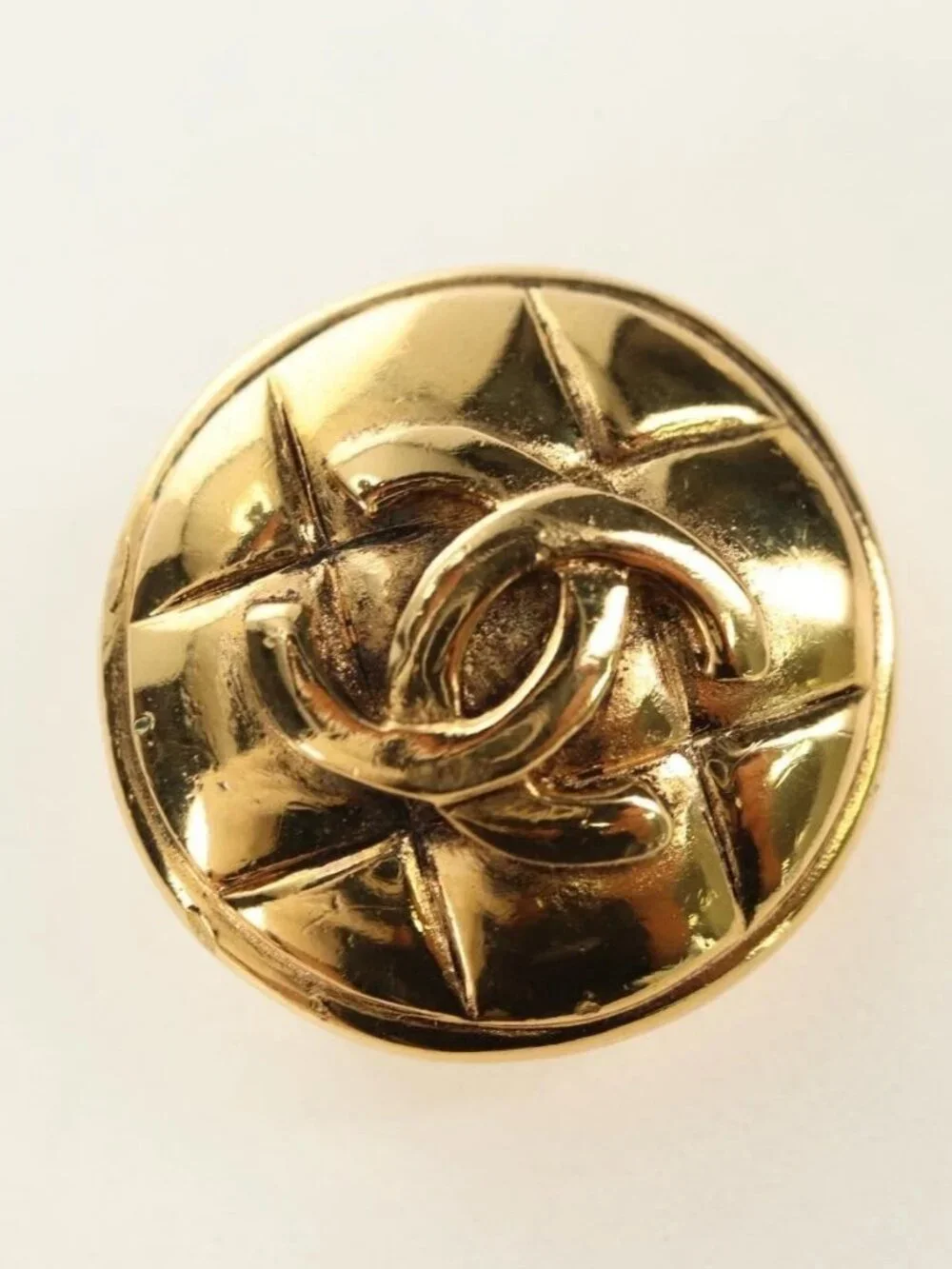 CHANEL brand	chanel color	gold