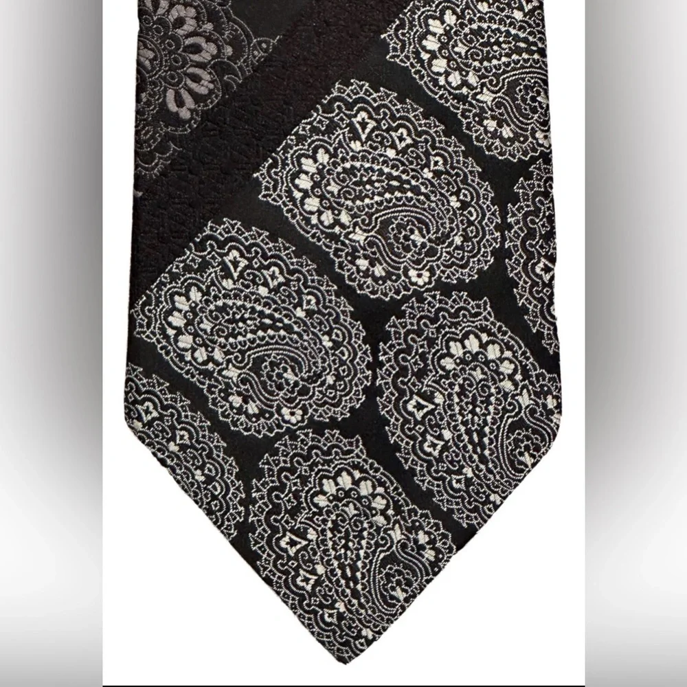 VINTAGE MENS NECKTIE TIE BLACK GRAY WHITE PAISLEY TEXTURED BROCCADE 4.35 x 53.5
