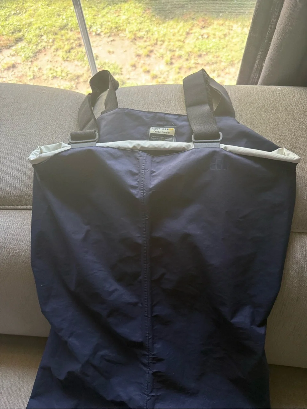Gill navy bib