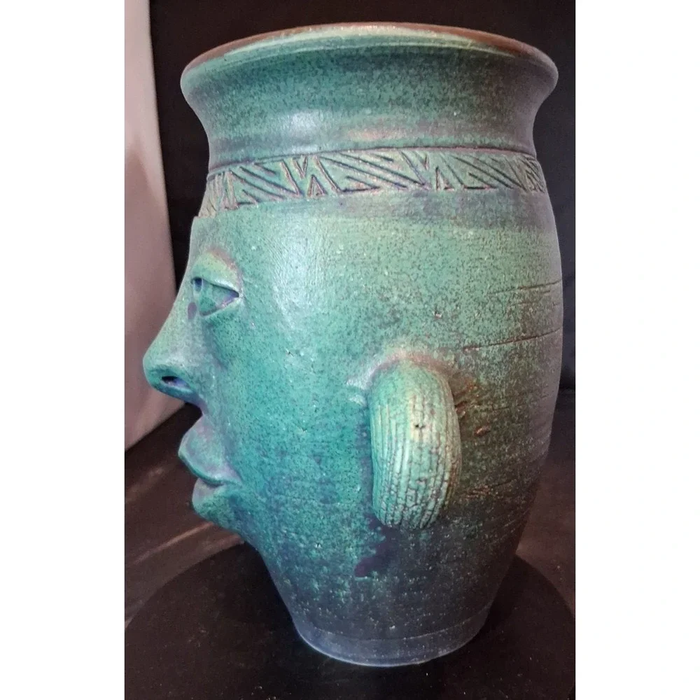Anne Fontaine creativity features turquoise