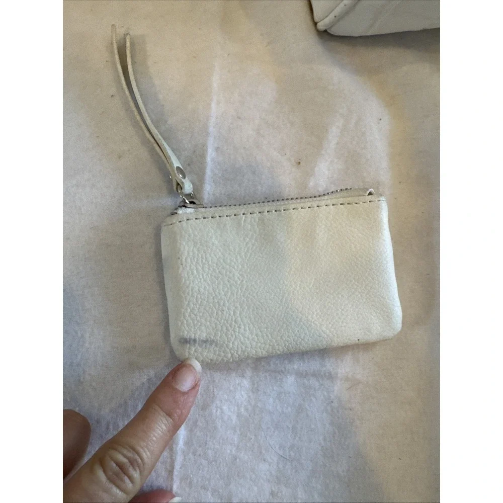 Akademiks purse measures